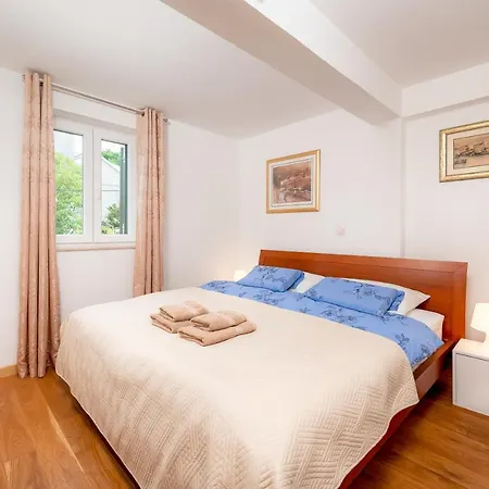 Semesterbostad Luxury Roza